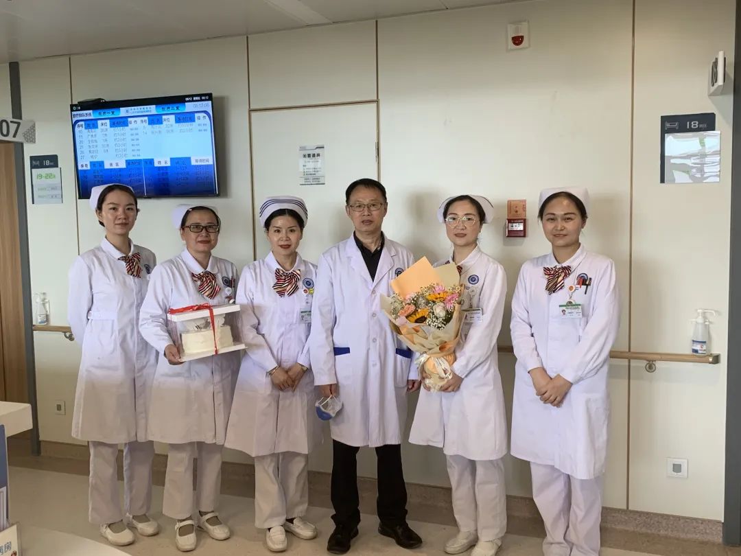 【護士節】市(shì)腫瘤醫院領導班子(zǐ)成員(yuán)慰問(wèn)臨床護理(lǐ)人(rén)員(yuán)~